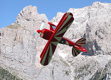 Aereo acrobatico nelle Dolomiti sul passo Gardena